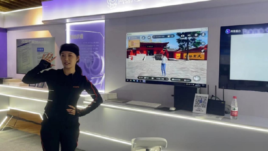 工作人員通過動捕服控制元豫宙里的虛擬人在少林寺活動