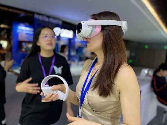 參會嘉賓通過VR眼鏡體驗元豫宙