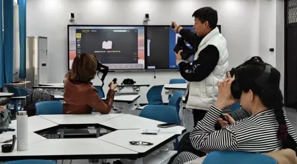 萌科科技&大朋VR共同打造VR思政教室-93913.com-XR信息與元宇宙產(chǎn)業(yè)服務(wù)
