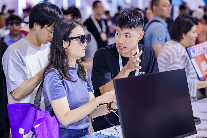 現場直擊WAIC 2024！XREAL展臺人氣火爆，多款空間計算產品同時亮相-93913-XR&元宇宙信息與產業服務。