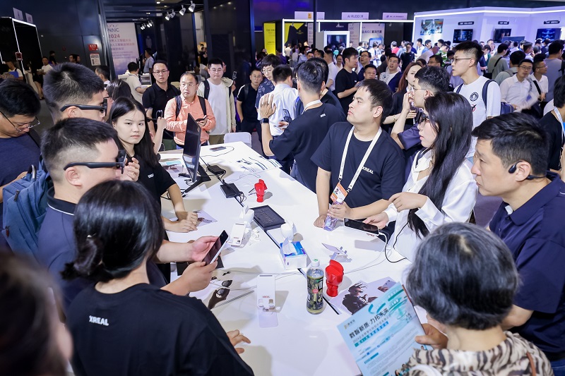 現場直擊WAIC 2024！XREAL展臺人氣火爆，多款空間計算產品同時亮相-93913-XR&元宇宙信息與產業服務。